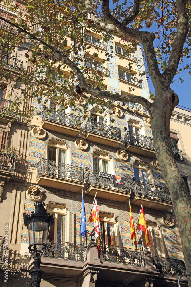Obraz premium Architektura modernistyczna, aleja Las Ramblas, Barcelona, Hiszpania