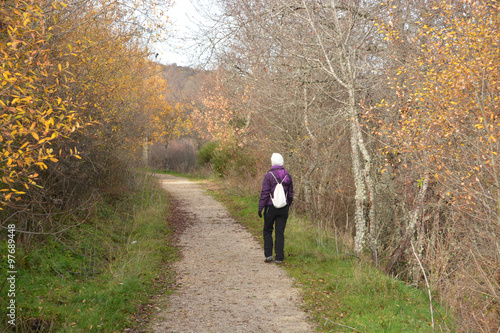 caminando por la vía verde del ferrocarril minero en Burgos