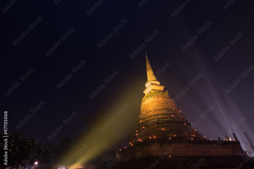 Ancient buddhist temple ruins at night in Sukhothai historical p - obrazy, fototapety, plakaty 