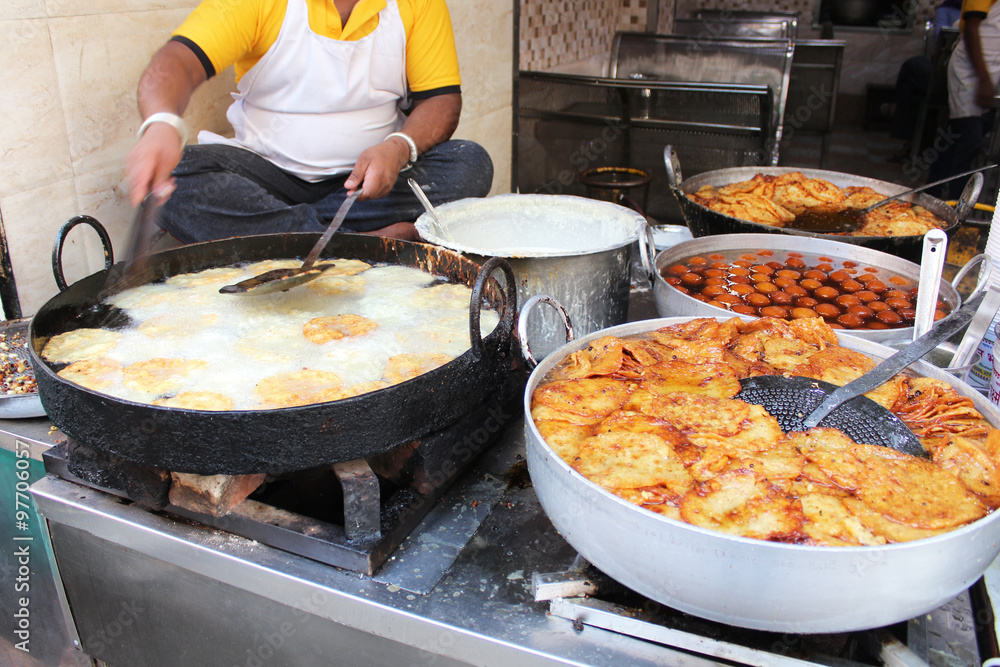 Inde / Cuisine de rue - Puri (pain frit traditionnel) Inde / Cuisine de rue - Puri (pain frit traditionnel)