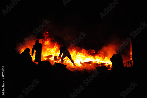 Cuadro en lienzo Protester refugee burn tires to stop the riot police
