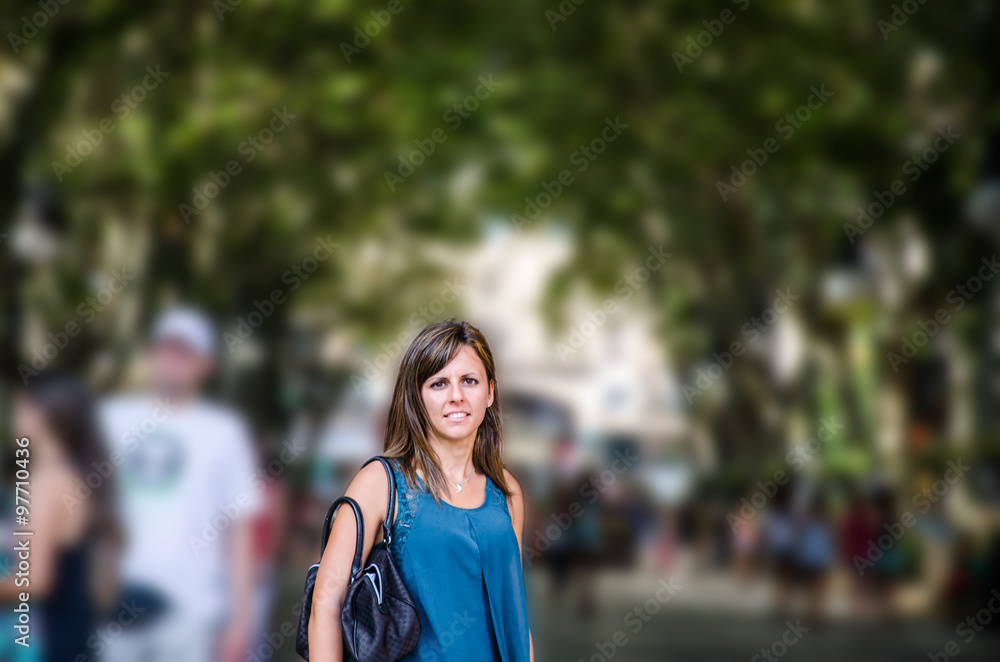 Ragazza al centro Ragazza al centro