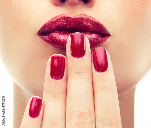 Tablou canvas Beautiful model  shows red  manicure on nails