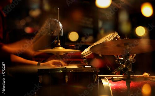 Foto Jazz drummer in a nightclub