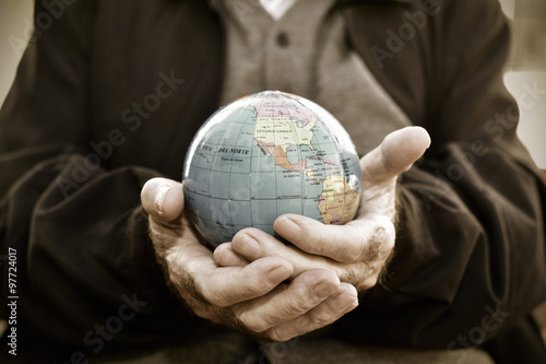 Cuadro en lienzo old man with a world globe in his hands