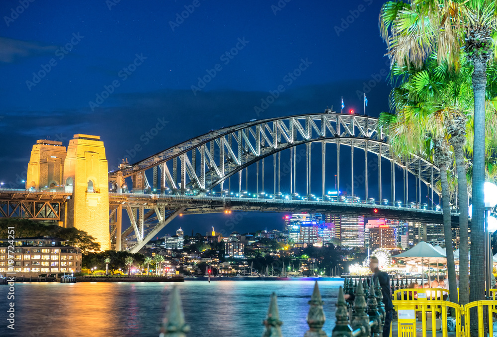 Fototapeta premium Magnificence of Harbour Bridge at dusk, Sydney