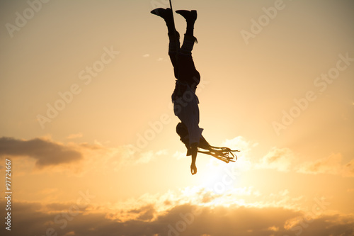 El hombre Volador de Papantla vuela a la luz de la claridad del atardecer. photo