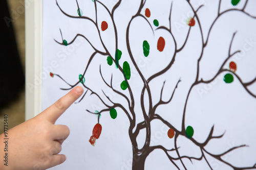 Bambino che colora con l'indice