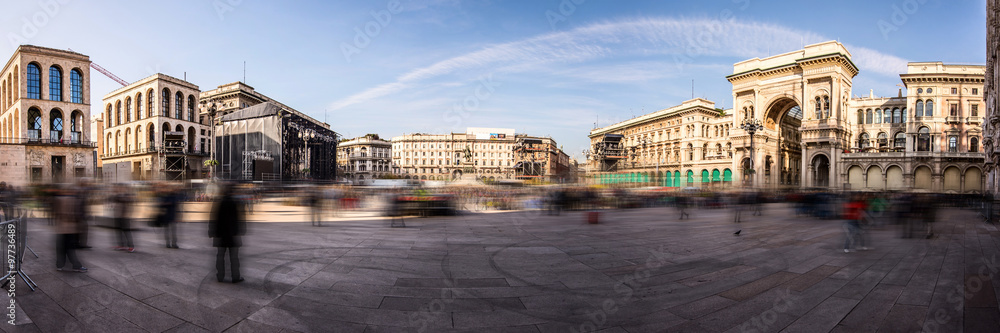 Fototapeta premium Widok panoramiczny Piazza Duomo Mediolan Włochy - przeniesione zdjęcie w stylu