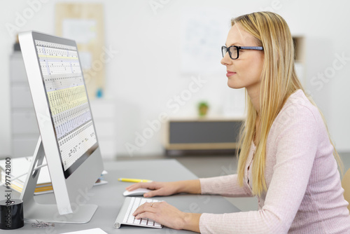 Fotografie geschäftsfrau arbeitet am pc an einer tabelle