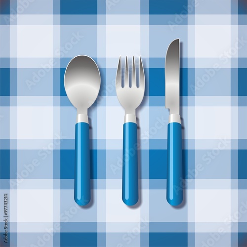 Cuchara, tenedor y cuchillo. Cubiertos sobre fondo de cuadros azul