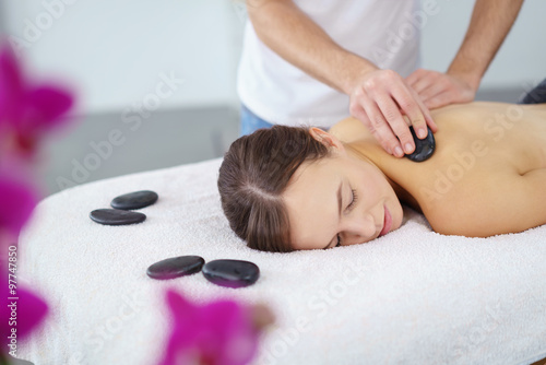 attraktive frau entspannt bei einer hot stone massage
