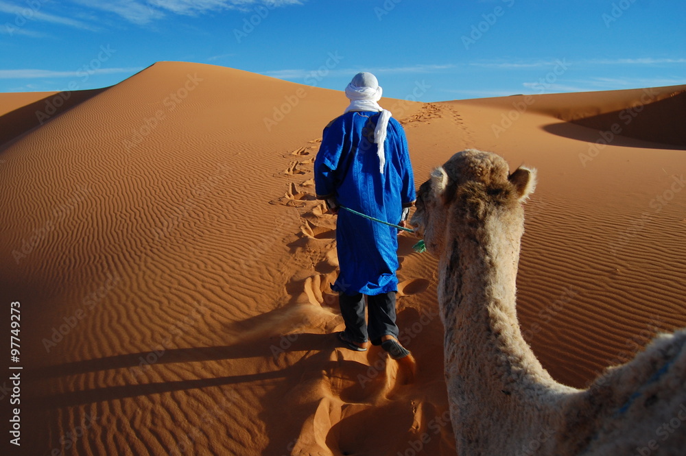 Fototapeta premium Tuareg nel deserto del Sahara