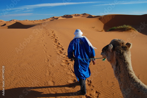 Tuareg nel deserto del Sahara