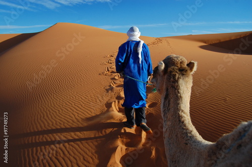 Tuareg nel deserto del Sahara photo