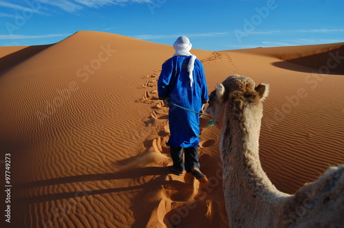 Tuareg nel deserto del Sahara