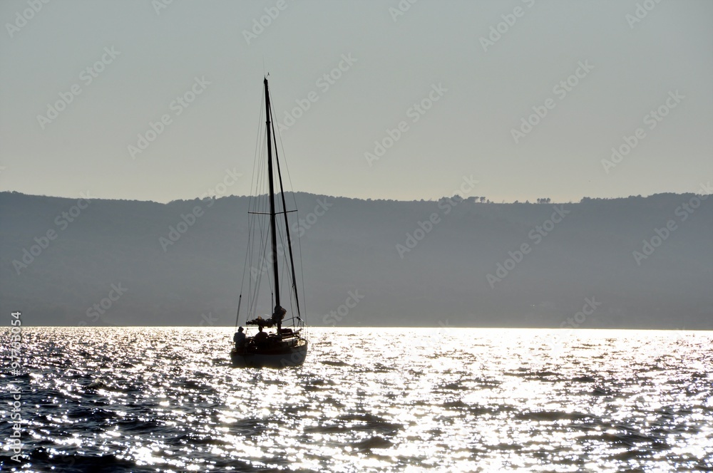 Силуэт яхты на фоне берега