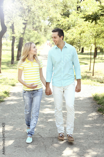 Young pregnant woman with h...