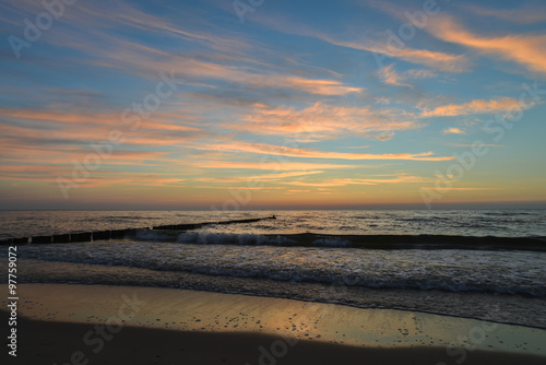 Ostsee mit Buhnen, blauer Himmel kurz vor Sonnenaufgang © motivthueringen8