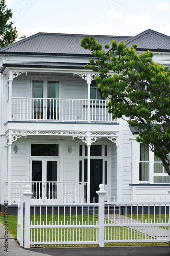 Cuadro en lienzo A classic white New Zealand villa.