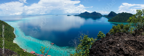 Fotografie Scenic view Tun Sakaran Marine Park tropical island in Semporna, Sabah, Malaysia