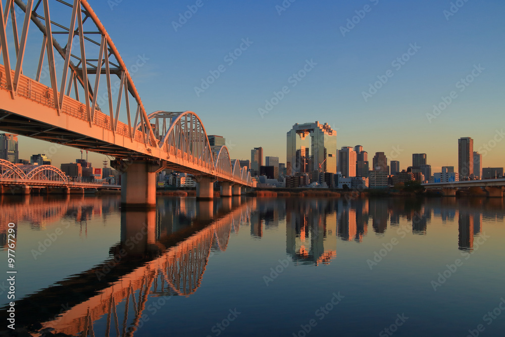 Obraz premium 夕暮れの淀川と大阪キタの街並み