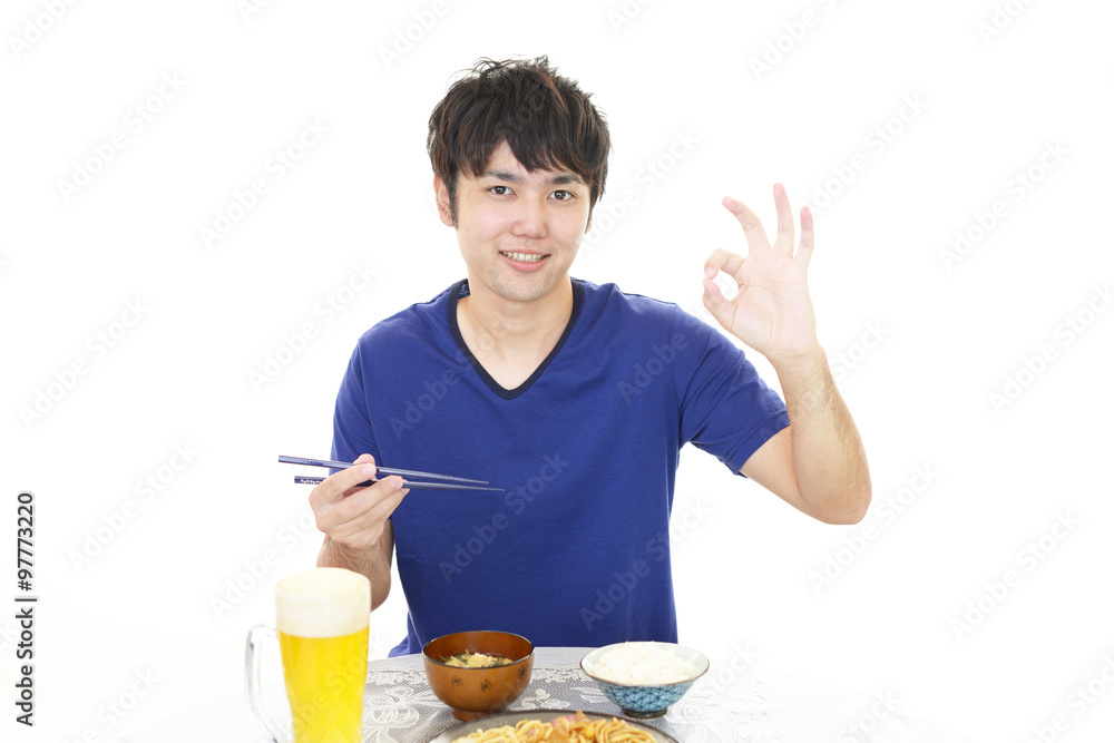 食事を楽しむ男性