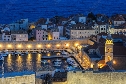 Alter Hafen von Dubrovnik am Abend mit Licht photo