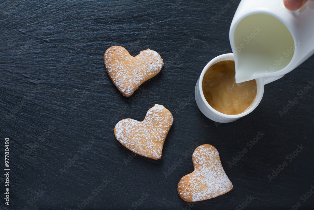 Obraz premium Coffee and heart shaped cookies