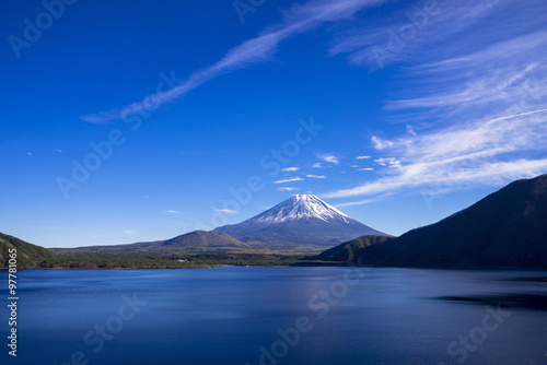 Fototapeta Naklejka Na Ścianę i Meble -  本栖湖と富士山