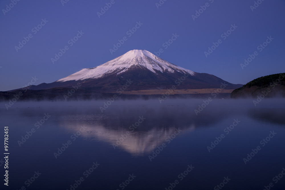 未明の富士山と山中湖