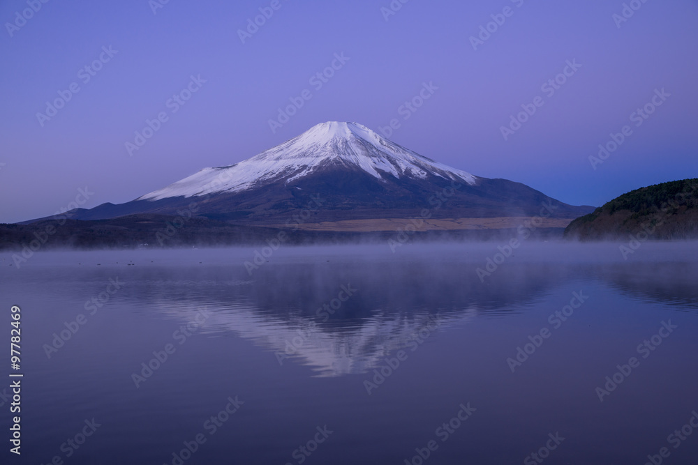 未明の富士山と山中湖