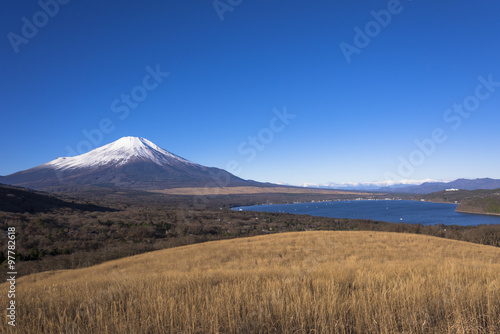 パノラマ台より晩秋の山中湖と富士山
