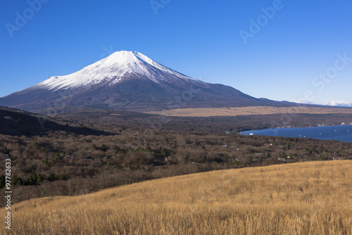 パノラマ台より晩秋の山中湖と富士山