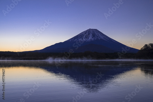 精進湖の逆さ富士山 © san724