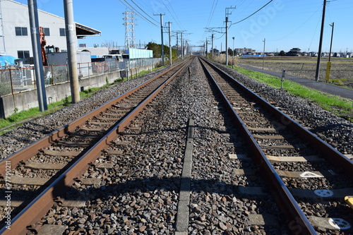 常磐線の線路（複線）／茨城県で常磐線の線路（複線）を撮影した写真です。常磐線には、上野から約45kmの取手駅と藤代駅間に、交直切替を行うデッドセクションがあり、その近くにある踏切付近で撮影しました。