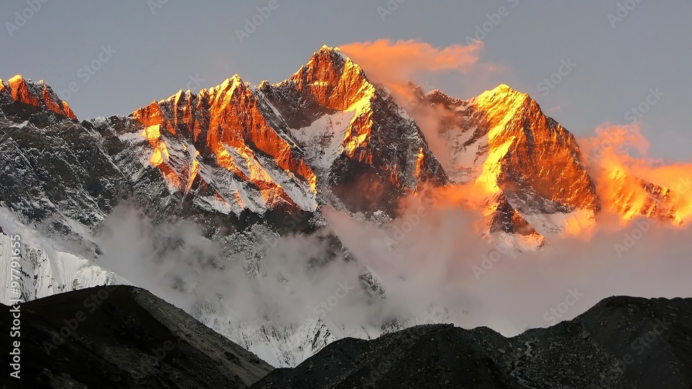 Naklejka premium golden snow mountain sunset in the Himalayas