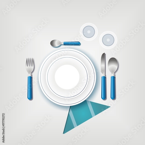 Plato, vaso y cubiertos con detalles en color azul. Ilustración vectorial