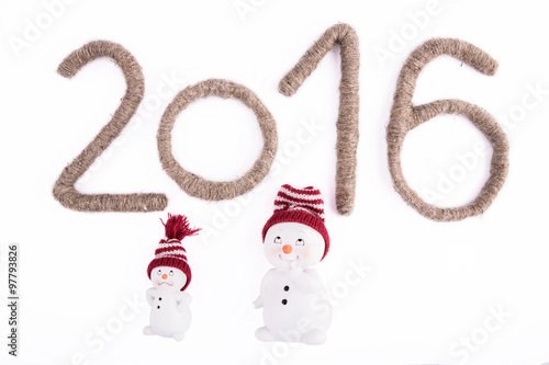 Снеговики в полосатых шапках и символ года - цифры