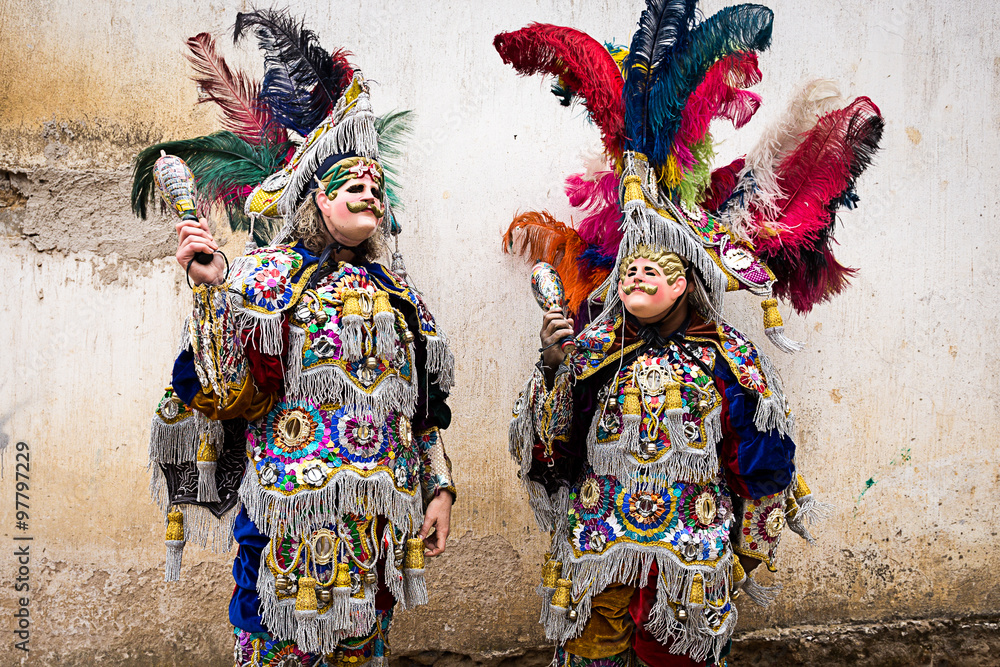 deux personnes déguisés avec des masques et des plumes pour la fête de Santo Tomas à Chichicastenango Guatemala