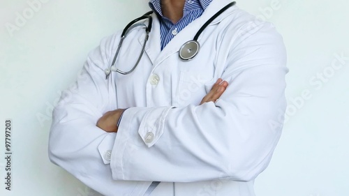 medico in ospedale indossa stetoscopio per visita a paziente malato photo