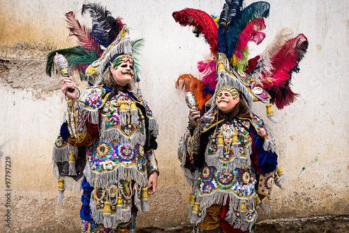 deux personnes déguisés avec des masques et des plumes pour la fête de Santo Tomas à Chichicastenango Guatemala photo