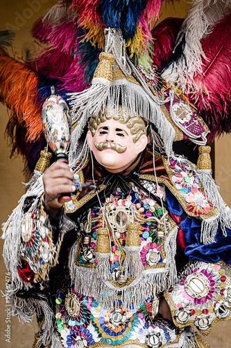 homme déguisé avec un masque et un chapeau à plumes pour la fête de Santo Tomas à Chichicastenango Guatemala photo