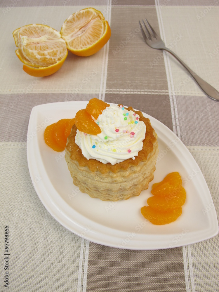 Blätterteigpastete mit Mandarine und Sahne gefüllt Blätterteigpastete mit Mandarine und Sahne gefüllt