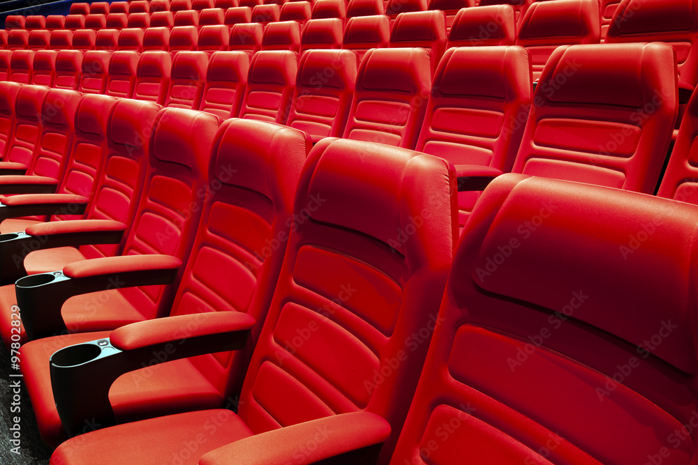 Obraz premium Empty rows of red theater or movie seats