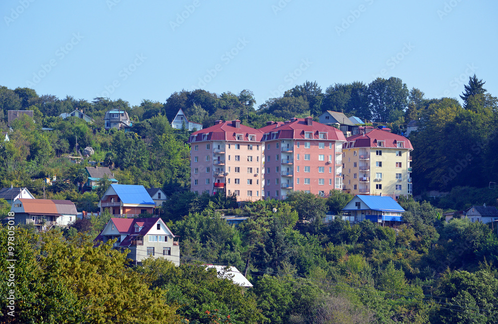 Многоэтажные жилые дома на склоне горы в маленьком южном городе