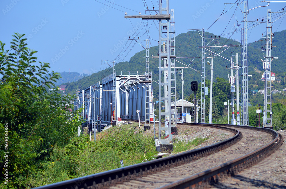 Fototapeta premium Поворот пути железной дороги и железнодорожный мост