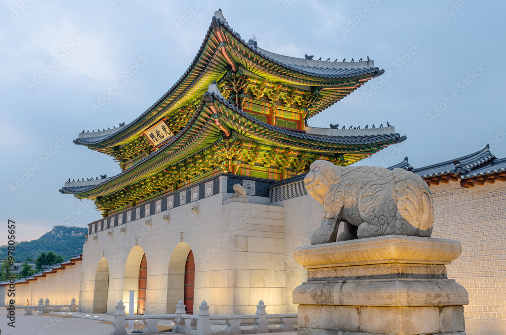 Fototapeta premium Gyeongbokgung palace at night in Seoul, South Korea