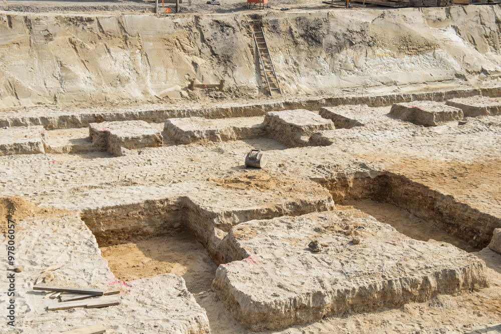 Erdreich Aus Einer Baugrube Baugrube - Fundament im Erdreich - Baustelle Stock-Foto | Adobe Stock