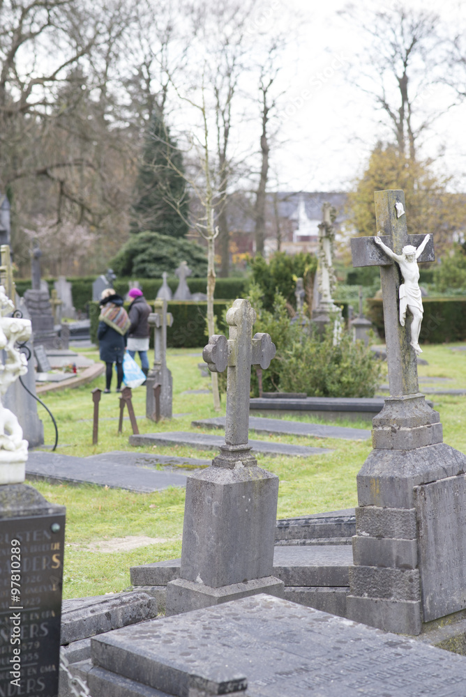 Besucher auf altem Friedhof in Holland Besucher auf altem Friedhof in Holland